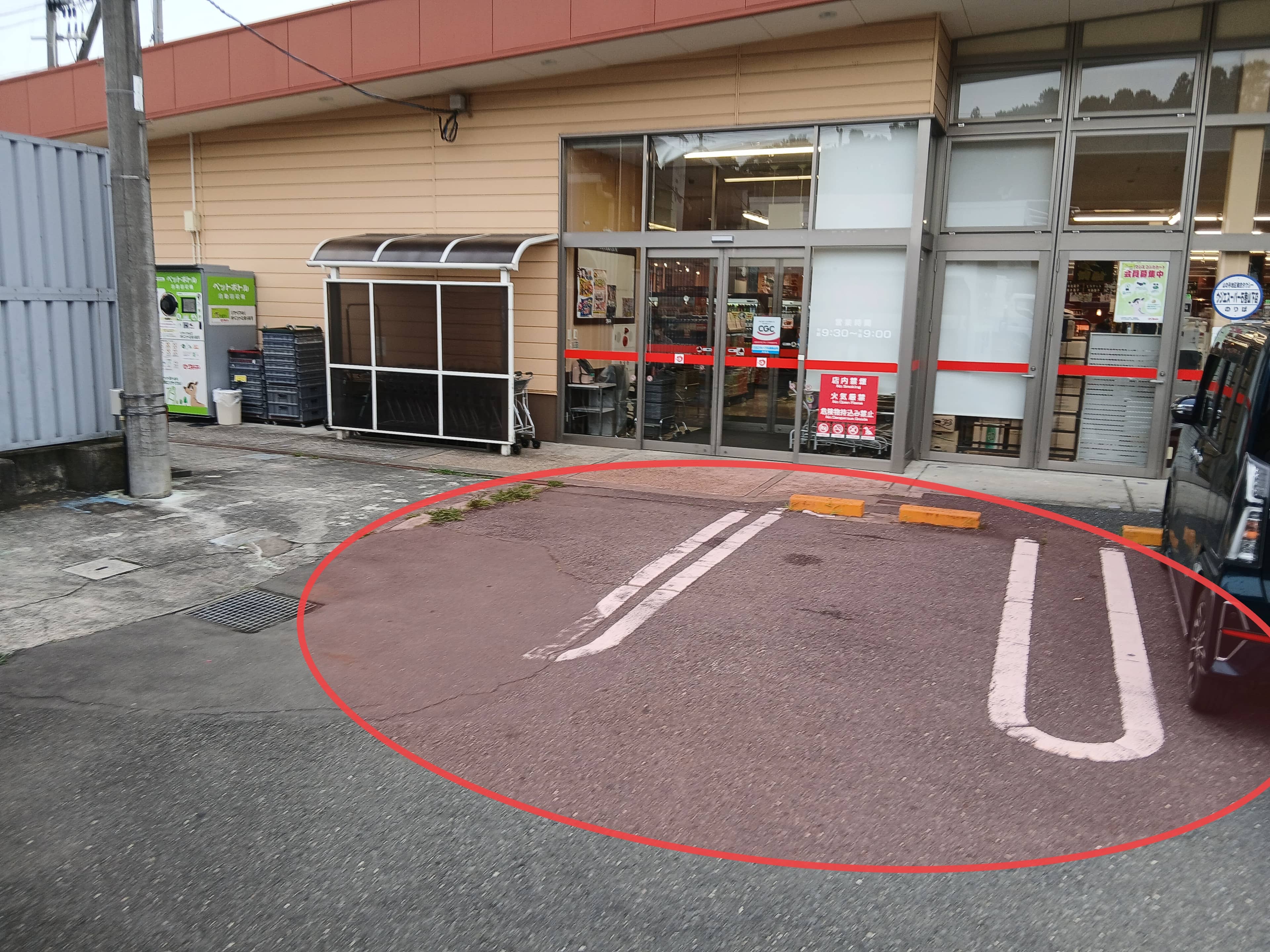 販促プロモーションや物販に利用可能な入口横の屋外スペース
